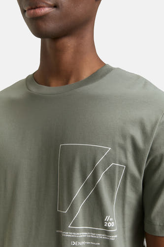 T-shirt vert avec manches courtes de TOM TAILOR, avec une impression graphique et du texte sur l'avant.
