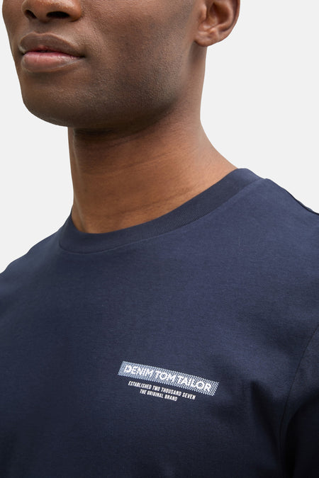 T-shirt bleu marine à manches courtes de TOM TAILOR, avec une petite impression blanche sur la poitrine.