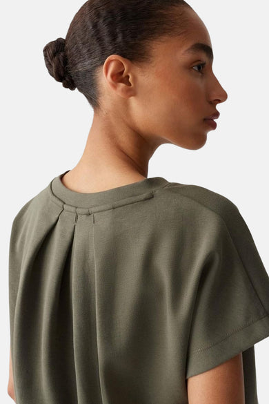 Pull-over vert de OPUS avec des plis sur le dos, vu de derrière.