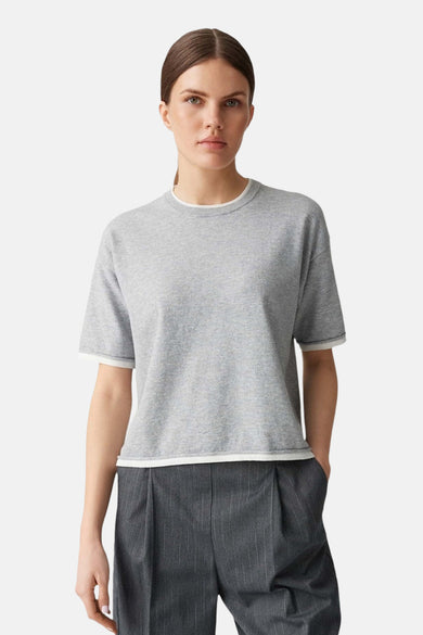 Pull gris à col rond d'OPUS, avec des manches courtes et des détails blancs aux extrémités.