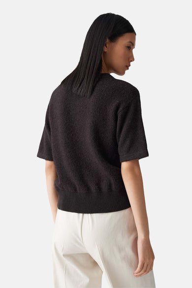 Sweat-shirt brun OP OPUS, man courtestes et et bord côléé en bas, vu de derrière.