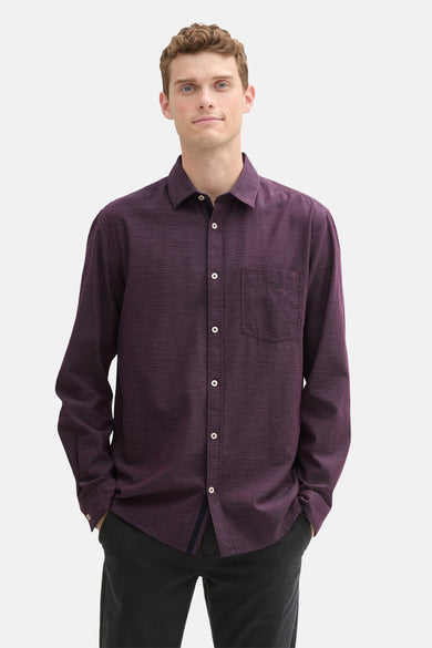 Chemise à manches longues rouge de TOM TAILOR, avec col boutonné et poche poitrine, associée à un pantalon noir et des chaussures.