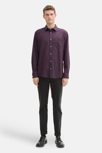 Rood, lange mouwen hemd van TOM TAILOR, met knoopsluiting en een borstzak, gecombineerd met een zwarte broek en schoenen.
