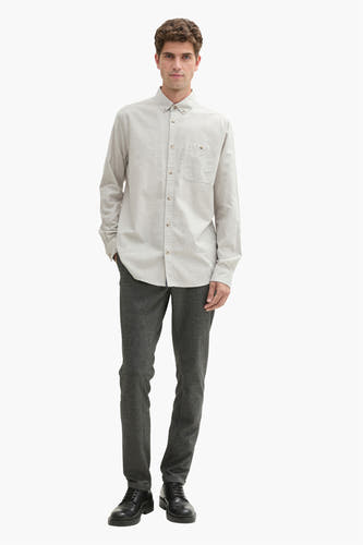 Chemise verte à manches longues de TOM TAILOR, avec poche poitrine et portée avec un pantalon gris et des chaussures noires.
