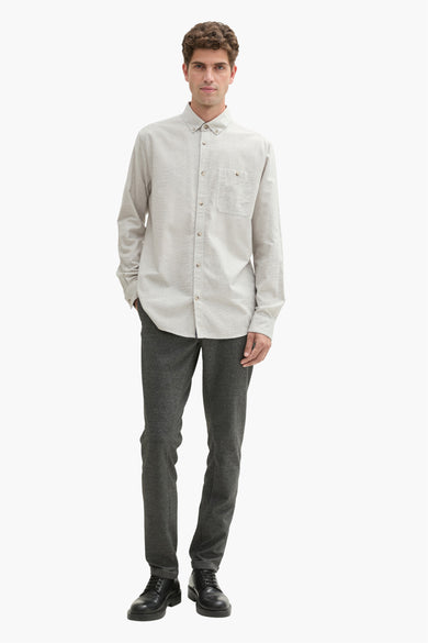 Chemise verte à manches longues de TOM TAILOR, avec poche poitrine et portée avec un pantalon gris et des chaussures noires.