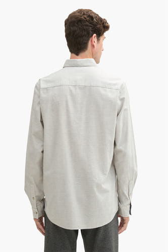 Chemise verte à manches longues de TOM TAILOR, vue de derrière, avec des rayures subtiles et une fermeture à boutons.