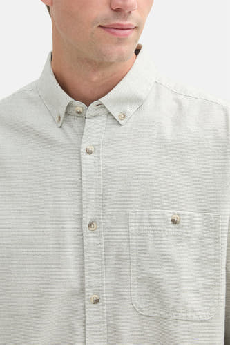 Chemise verte à manches longues de TOM TAILOR, avec col boutonné et poche poitrine.
