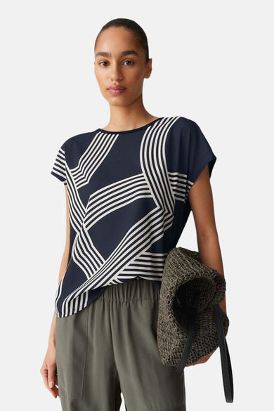 Blouse noire à manches courtes d'OPUS, avec un motif de lignes graphiques abstrait en blanc cassé.