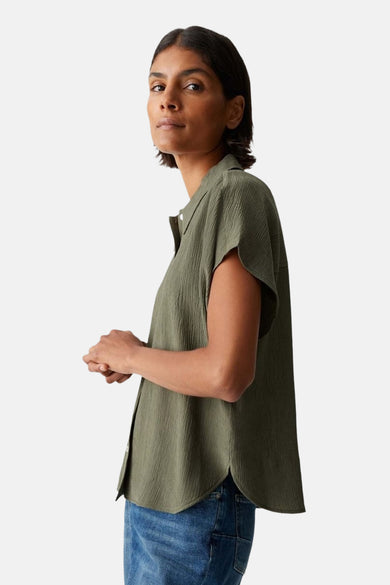 T-shirt vert de OPUSOPOPOPtestes, une une texture texture texture et uneour ronde.