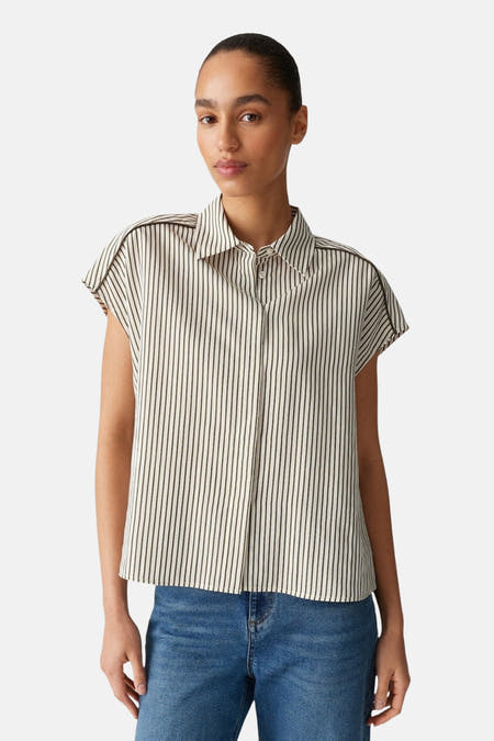 Chemise écru à manches courtes d'OPUS, avec un motif à rayures verticales et portée avec un jean bleu.