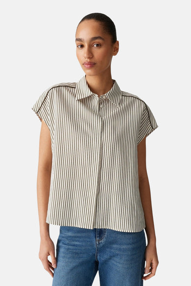 Chemise écru à manches courtes d'OPUS, avec un motif à rayures verticales et portée avec un jean bleu.
