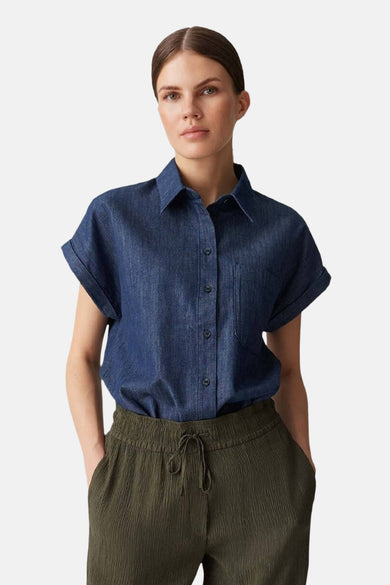 Chemise en denim bleu marine à manches courtes d'OPUS, avec un col et une subtile texture.