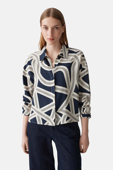 Chemise bleue à longues manches d'OPUS, avec un motif géométrique frappant en beige et marine.