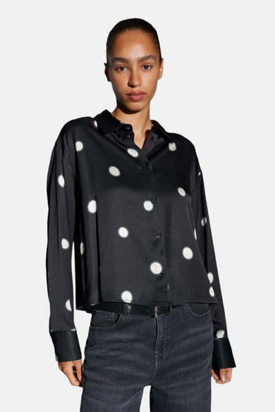 Chemise noire à longues manches d'OPUS, avec des taches blanches et une coupe décontractée.