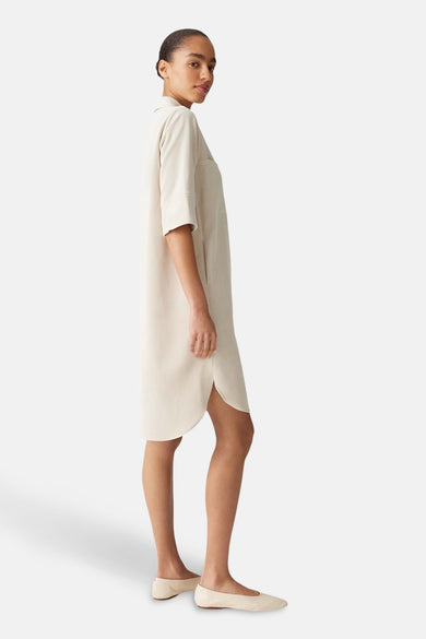 Manteau beige d'OPUS, avec des manches trois-quarts et un col rond, en vue latérale.