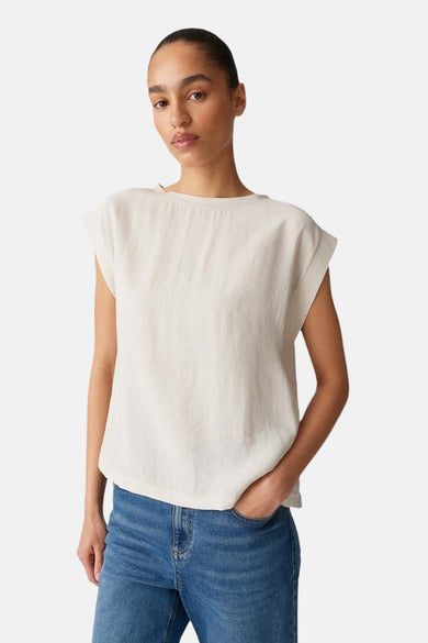 Blouse sans manches en écru d'OPUS, avec un subtil éclat et une coupe droite.