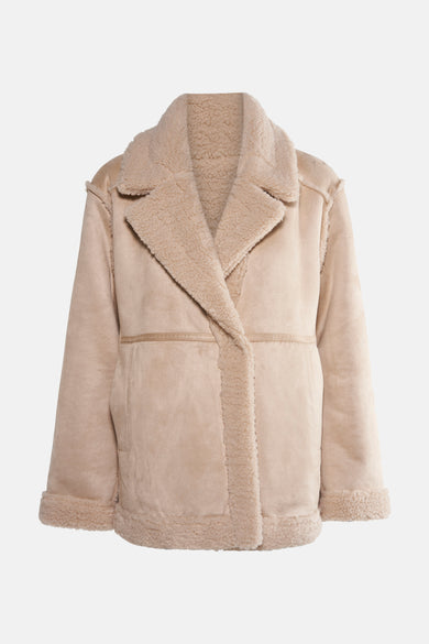 Manteau long beige OPUS avec fourrure teddy et texture en cuir de mouton, vu de l'arrière.