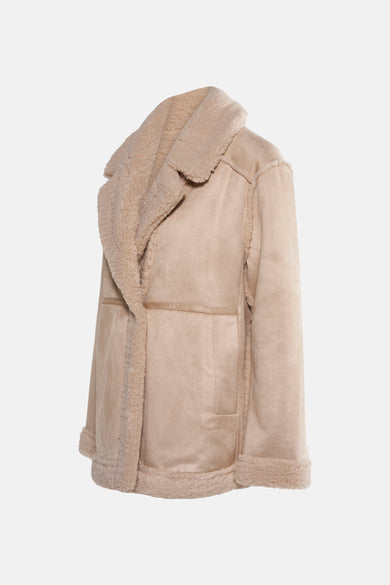 Beige jas van OPUS met een zachte, teddy voering en een brede kraag.
