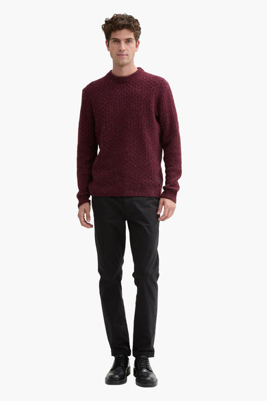 Sweat-shirt bordeaux avec col rond de Tom Tailor, doté d'une subtile texture mélangée et porté avec un pantalon noir.