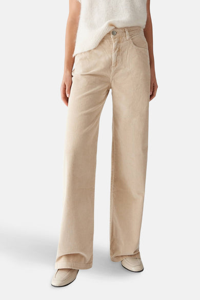 Pantalon beige d'OPUS, texture corduroy et larges pinces, vu de derrière.