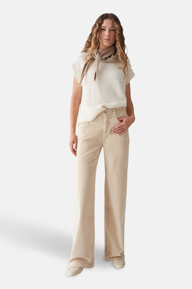 Beige broek van OPUS, met een wijde pijp, uitgevoerd in ribstof.
