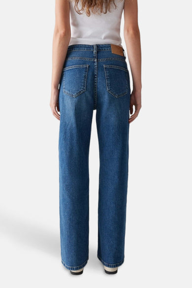 Wijde jeans van donkerblauw denim van OPUS, gezien van achteren met een bruin leren label.