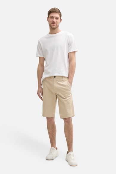 Short beige de TOM TAILOR, avec des poches et une fermeture à glissière, associé à un t-shirt blanc et des baskets blanches.