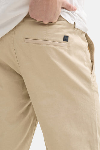 Khaki broek met achterzak en logo.