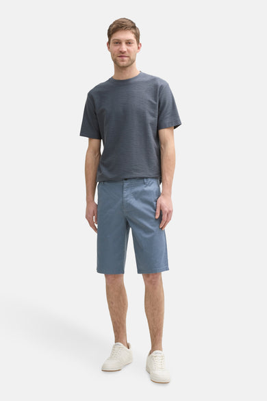 Short bleu de TOM TAILOR, associé à un t-shirt gris et des baskets blanches.