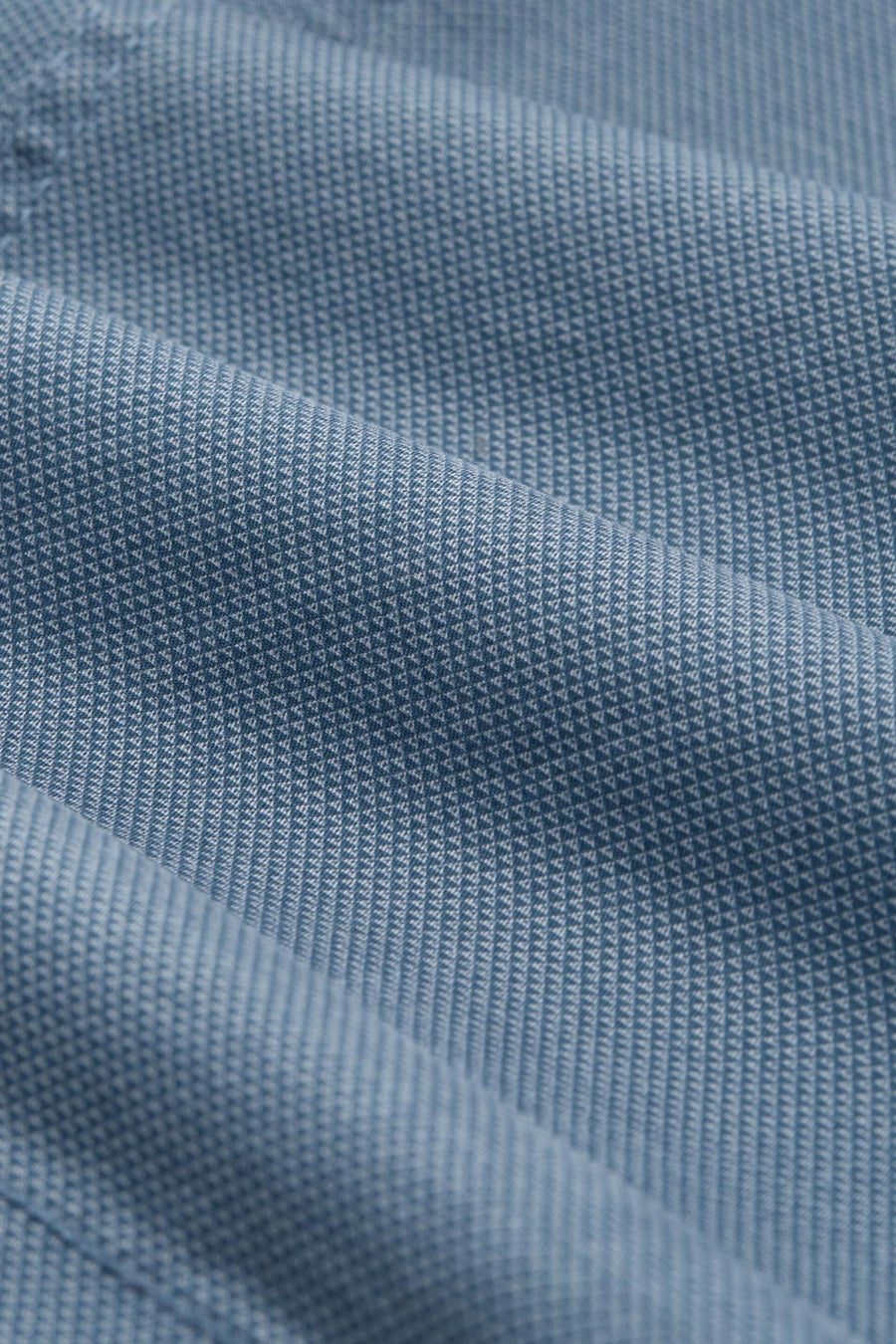 Blauwgekleurde stof met ruitpatroon.