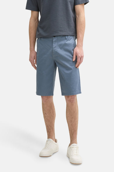 Short bleu de TOM TAILOR, porté avec un t-shirt gris foncé et des baskets blanches.