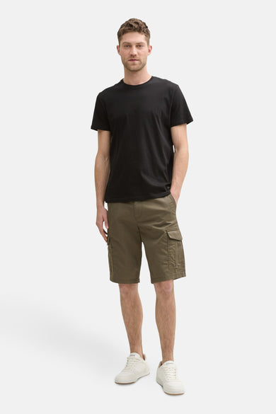 Shorts kaki de TOM TAILOR, avec des poches cargo, associés à un t-shirt noir et à des baskets blanches.