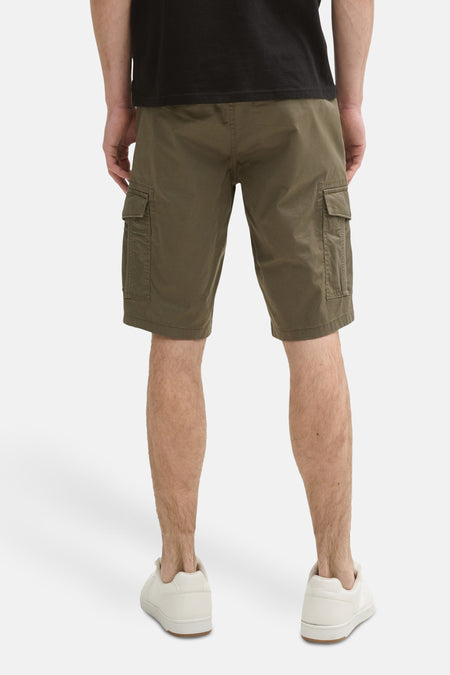 Short en kaki de TOM TAILOR, vu d'arrière, avec des poches latérales et associé à des baskets blanches.