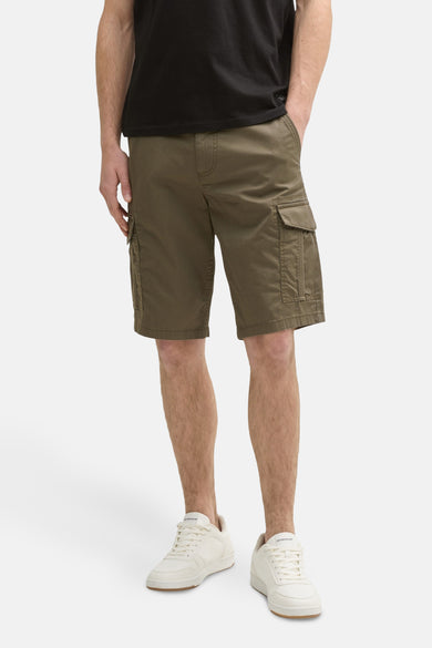 Shorts kaki de TOM TAILOR, avec des poches cargo et associés à un t-shirt noir et des baskets blanches.