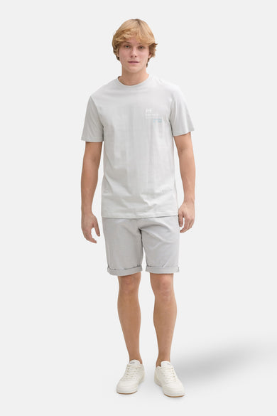 Short gris de TOM TAILOR, avec un cordon de serrage, associé à un T-shirt gris et des baskets blanches.
