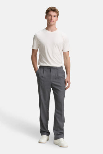 Pantalon gris de TOM TAILOR, porté avec un t-shirt blanc et des baskets blanches.