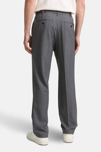 Pantalon gris de TOM TAILOR, vu de l'arrière, avec des poches et des chaussures blanches.