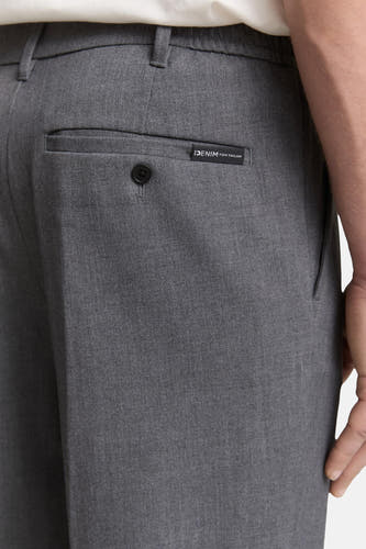 Pantalon gris de TOM TAILOR avec détail de bouton sur la poche arrière et un étiquette avec le nom du marque.