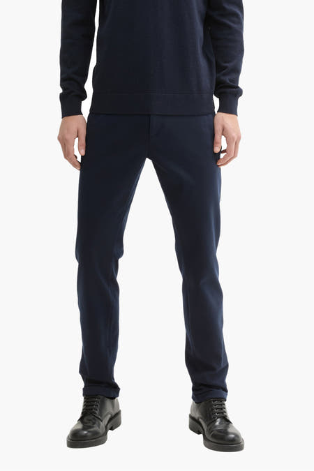 Jean bleu de TOM TAILOR, associé à un pull marine et des baskets noires.