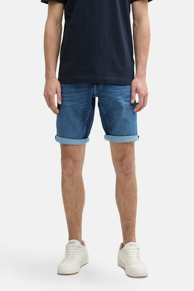 Jean court en denim bleu moyen de TOM TAILOR, avec des poches et deséeses arrière.