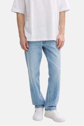 Jean droit en denim bleu clair de Tom Tailor, avec un style classique.