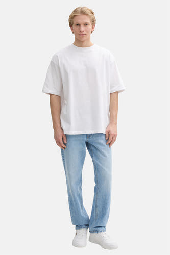 Rechte jeans van lichtblauw denim van TOM TAILOR, gecombineerd met een wit T-shirt en witte sneakers.