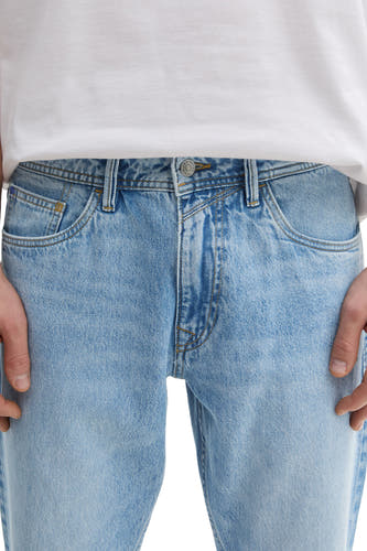 Jean droit de denim bleu clair de TOM TAILOR, coupé près du corps, avec des coutures contrastantes.