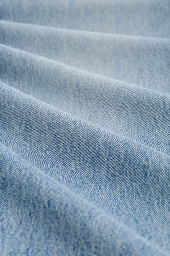 Jean droit en denim bleu clair de TOM TAILOR, avec une texture détaillée et des plis subtils.