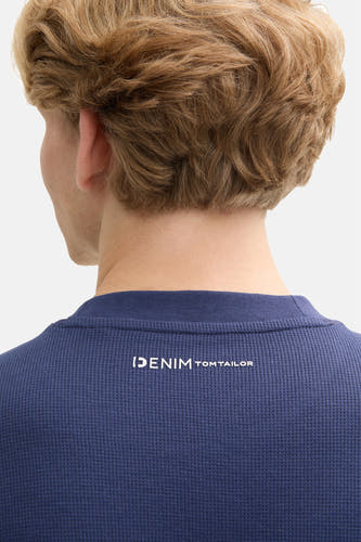 T-shirt bleu à manches courtes de TOM TAILOR, avec une texture côtelée et un logo de marque blanc sur le dos.