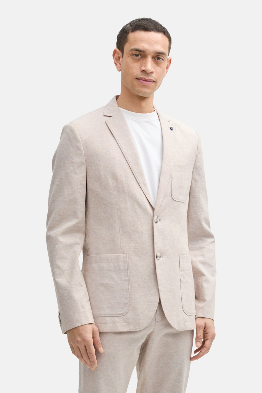 Blazer beige de TOM TAILOR, avec des manches longues, deux boutons et des poches brodées.