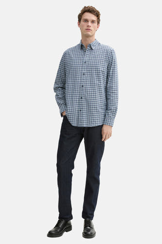 Blauw, geruit overhemd met lange mouwen van TOM TAILOR, met donkere jeans en zwarte schoenen.