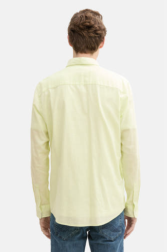 Chemise verte à manches longues de TOM TAILOR, vue de derrière, associée à un jean bleu.