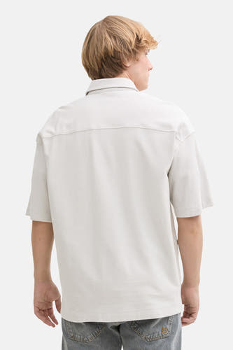 Chemise grise à manches courtes de TOM TAILOR, vue de derrière, avec un pantalon en denim.