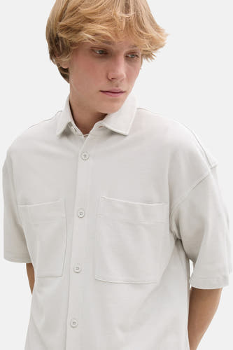 Chemise grise à manches courtes de TOM TAILOR, avec deux poches po po et une fermeture à boutons.